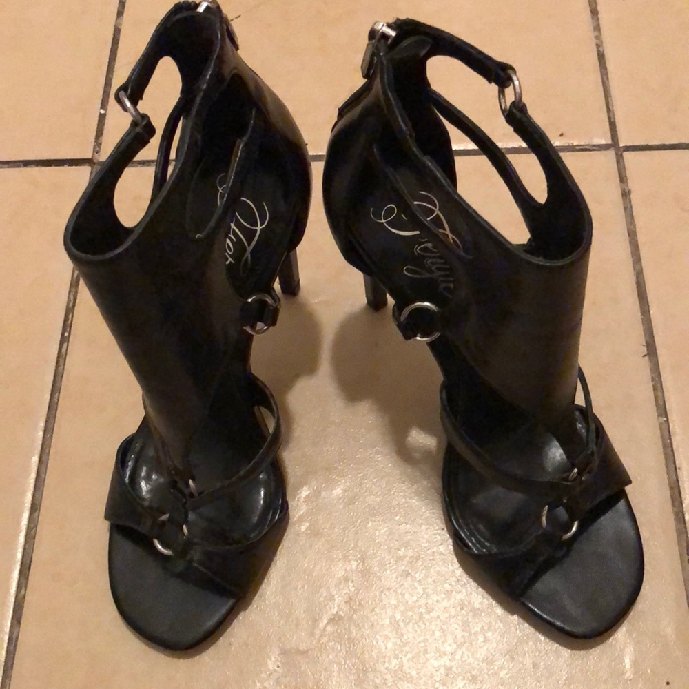 Sexy high heels, never wear before.
